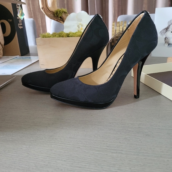 NWOT Caya Coach Heels - Picture 2 of 4